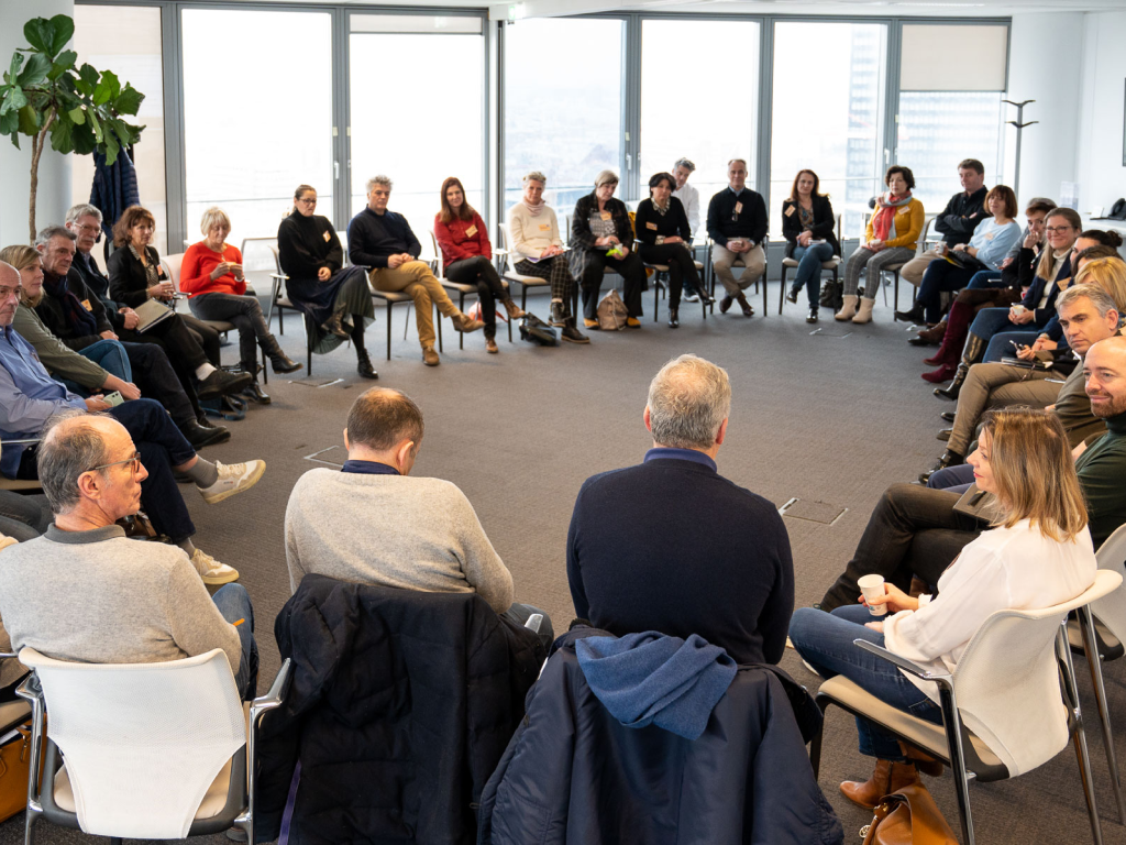 cercle de discussion en salle